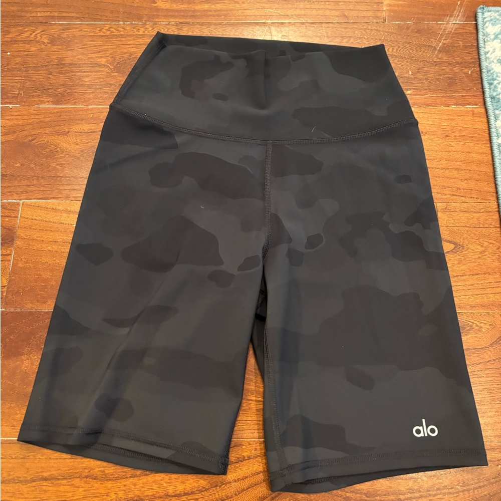 Alo 8inch camo vapor biker short